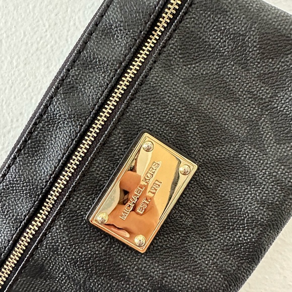 (MICHAEL KORS) Monogram wristlet/mini purse - Picture 3 of 5